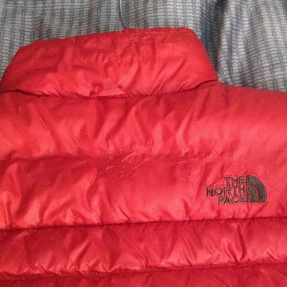 The North Face Red Puffer Jacket with Quilted Design - Picture 5 of 6